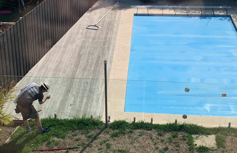 pool balustrade cleaning